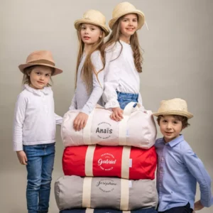 Coloris disponibles pour les sacs de voyage en coton biologique, personnalisables avec un prénom. Idéal comme cadeau de naissance, ou cadeau d'anniversaire pratique et utile