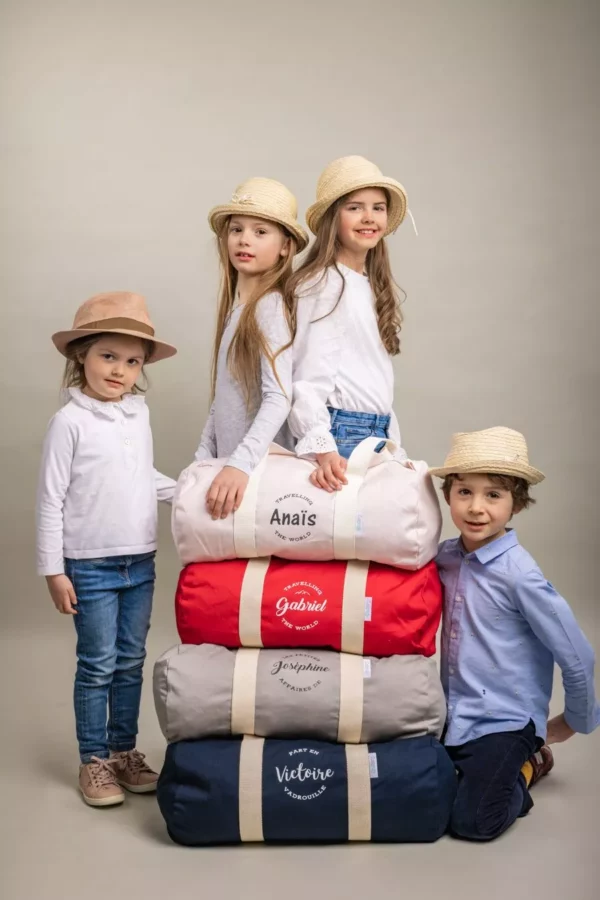 Coloris disponibles pour les sacs de voyage en coton biologique, personnalisables avec un prénom. Idéal comme cadeau de naissance, ou cadeau d'anniversaire pratique et utile