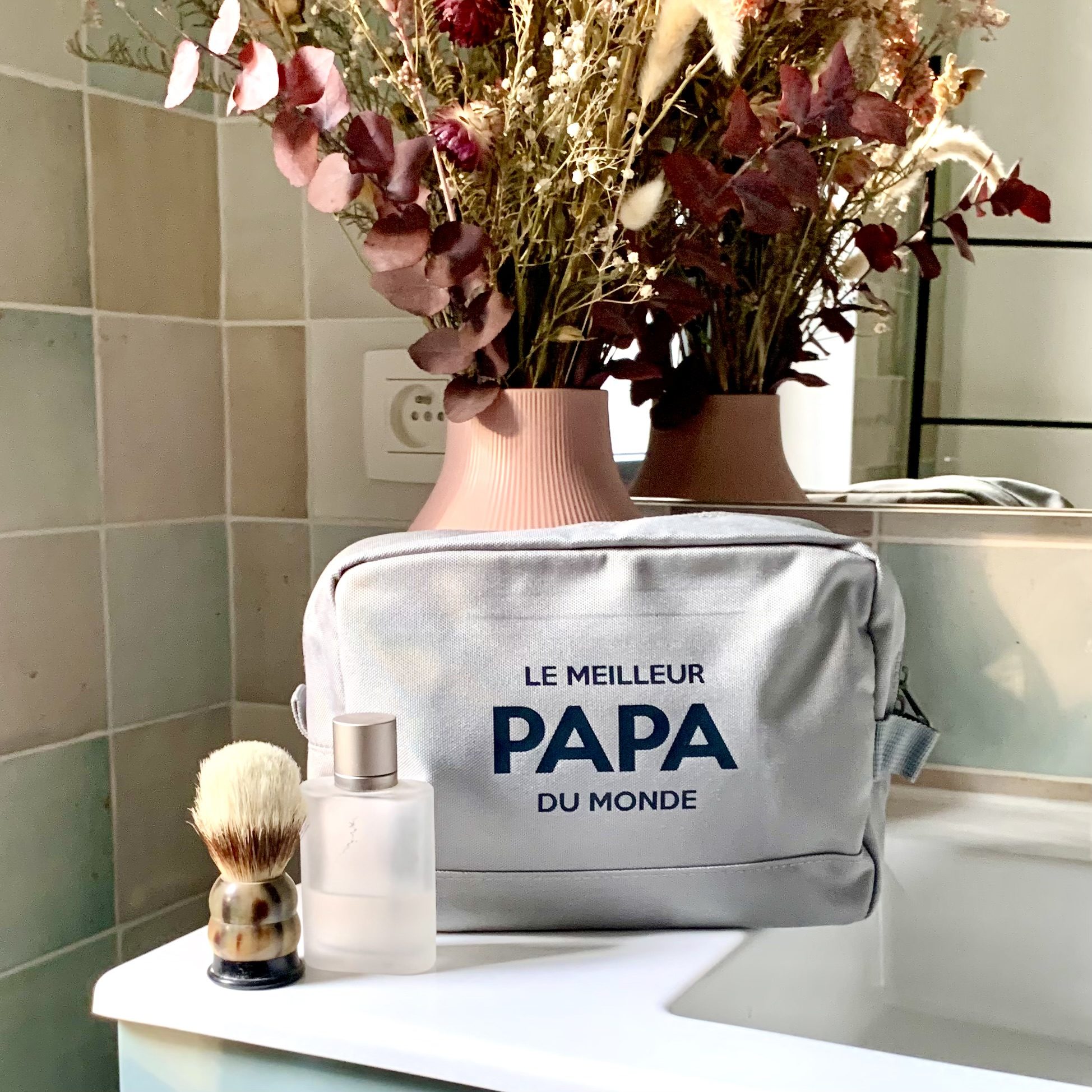 trousse de voyage grise, personnalisée avec un texte ou les prénoms des enfants, polyester recyclé, cadeau anniversaire, cadeau fête des pères, cadeau papa, pratique pour le sport ou partir en vadrouille