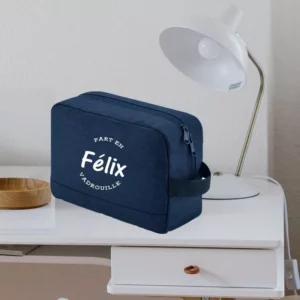 trousse de voyage grise, personnalisée avec un texte ou les prénoms des enfants, polyester recyclé, cadeau anniversaire, pratique pour le sport ou partir en vadrouille