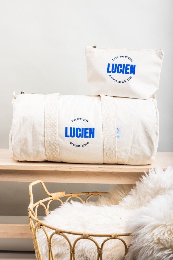 duo de sacs personnalisé à offrir, sac polochon en coton bio et trousse de toilette assortie, prénom en bleu et touché velours