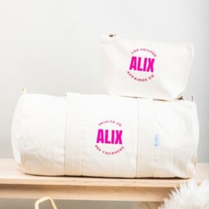 duo de sacs personnalisé à offrir, sac polochon en coton bio et trousse de toilette assortie, prénom en rose fushia