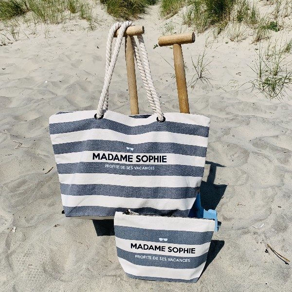 sac de plage maxi nautique personnalisé bleu, cadeau maitresse en or, cadeau maman, cadeau fête des mères, cadeau personnalisé, vacances, vadrouille, les petites affaires de, disponible en gris, trousse assortie personnalisée