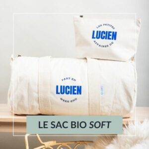 sac de voyage personnalisé, avec prénom appliqué en rendu velours bleu, idée cadeau liste de naissance