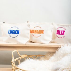 Trousses de toilette personnalisées assorties pour des copines ou des cousines, chacune sa couleur, rendu du prénom en velours, bleu, orange, rose fushia