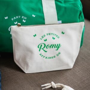 Trousse de toilette personnalisée ecru en vert, avec prénom, toile de coton, pratique pour partir en weekend, cadeau personnalisé, partir en vadrouille, les petites affaires de prénom
