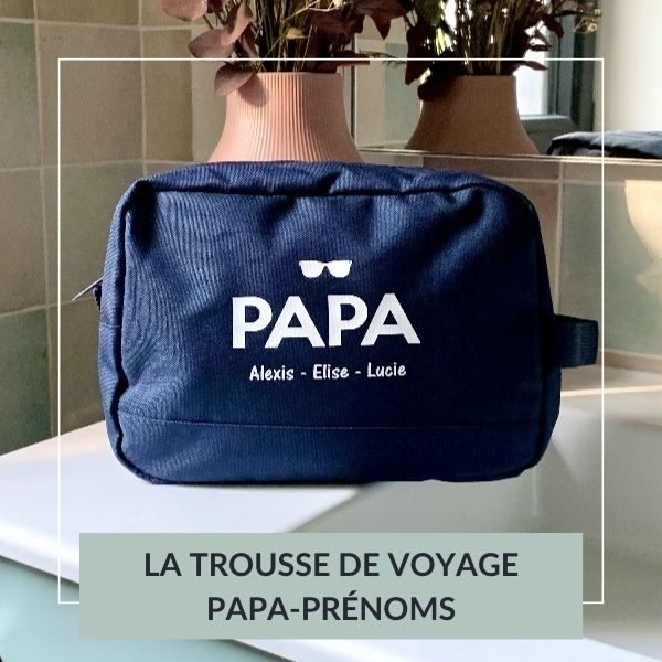 trousse de voyage bleue, personnalisée avec un texte ou les prénoms des enfants, polyester recyclé, cadeau anniversaire, cadeau fête des pères, cadeau papa, pratique pour le sport ou partir en vadrouille, trousse de voyage papa prénoms