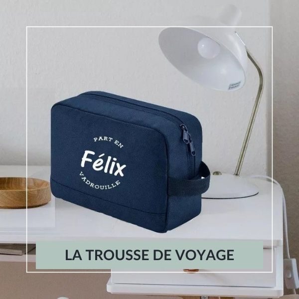 trousse de voyage bleue, personnalisée avec un texte ou les prénoms des enfants, polyester recyclé, cadeau anniversaire, pratique pour le sport ou partir en vadrouille