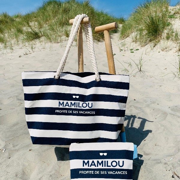 sac de plage maxi nautique personnalisé bleu, cadeau maitresse en or, cadeau maman, cadeau fête des mères, cadeau personnalisé, vacances, vadrouille, les petites affaires de, disponible en gris, trousse assortie personnalisée, grand-mère, bonne-maman, mamy, mamou, mamilou