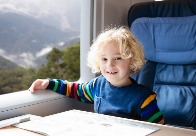 4 astuces pour voyager relax en train avec les enfants